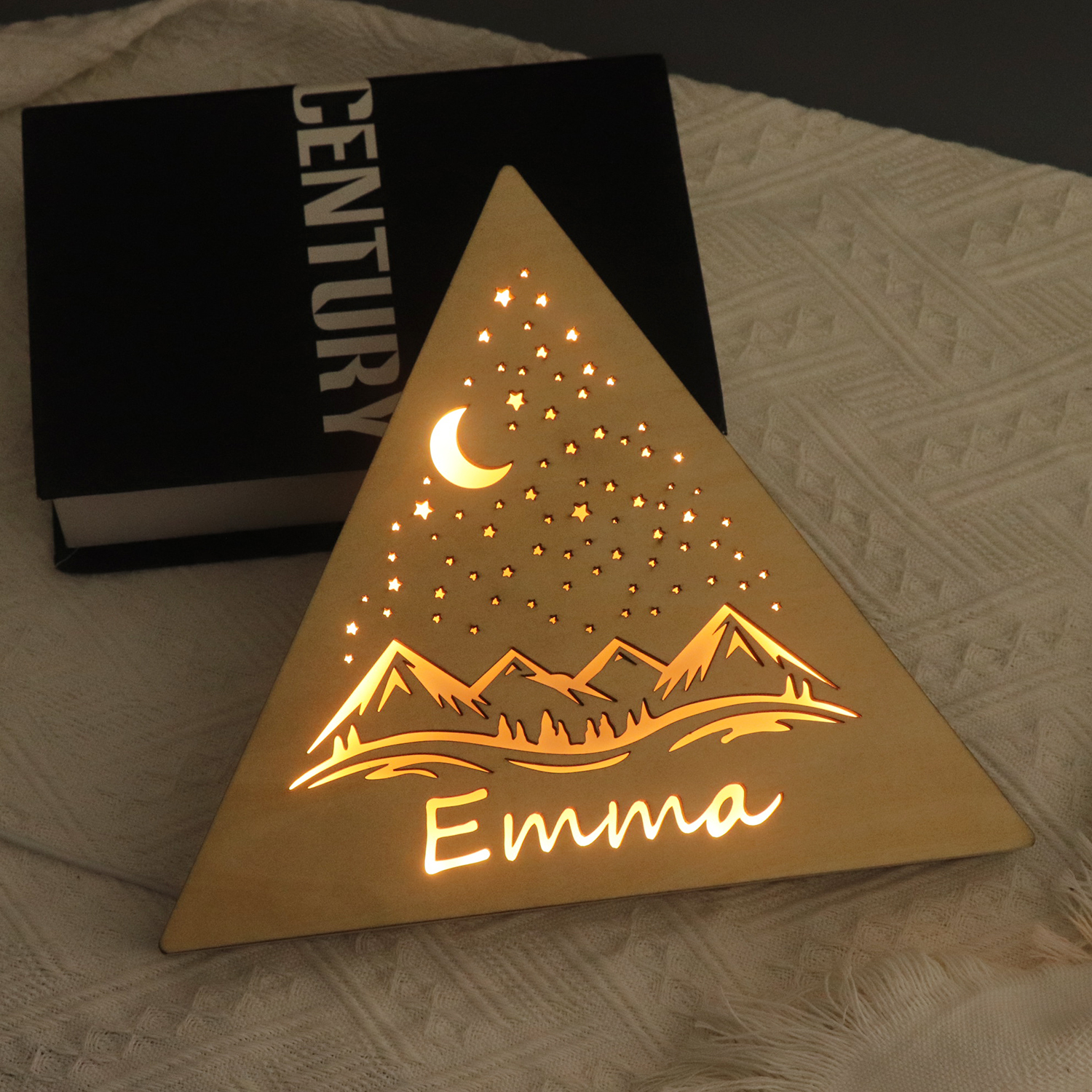 Деревянная треугольная светодиодная настольная лампа с индивидуальным названием